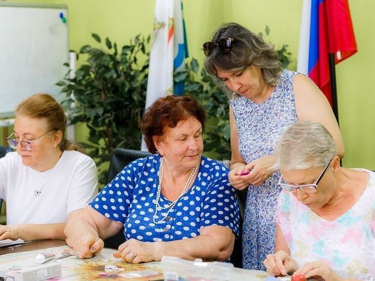 Пенсионеры создали цветочный символ Астрахани