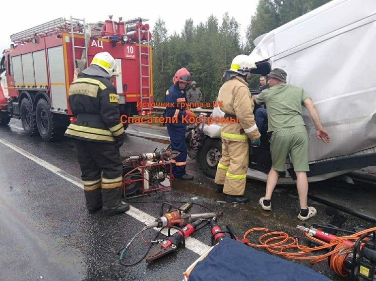 В Костромском районе автофургон оказался зажат между двумя фурами