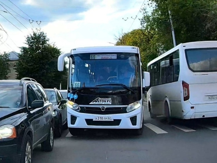 На Грибоедова в Рязани водитель маршрутки объехал пробку по встречной полосе