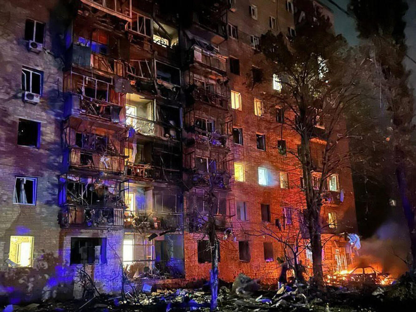 В Курске сбитая украинская ракета упала на жилой дом: фоторепортаж 