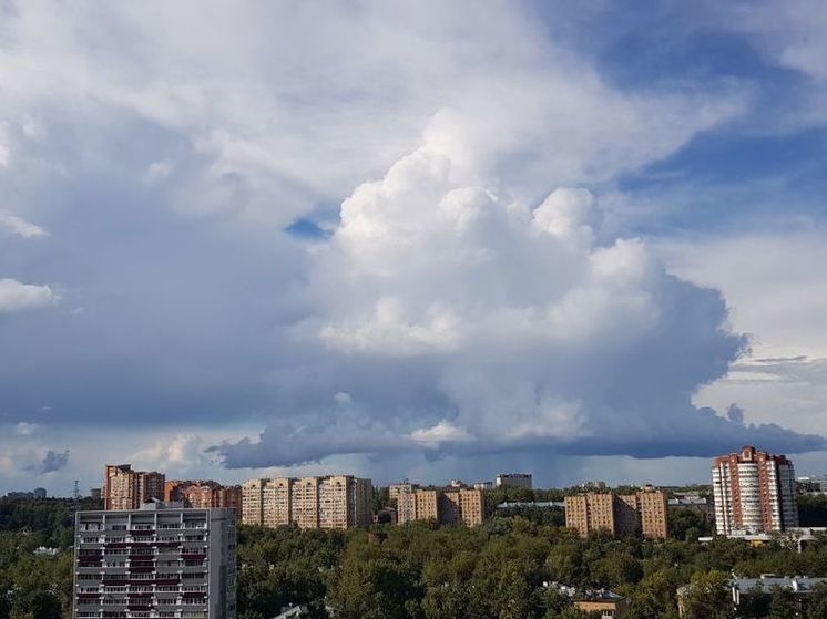 В столичном регионе местами бушуют ливни с градом