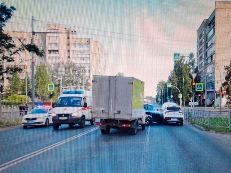 Архангелогородец на угнанной иномарке повредил машину скорой помощи и три легковушки