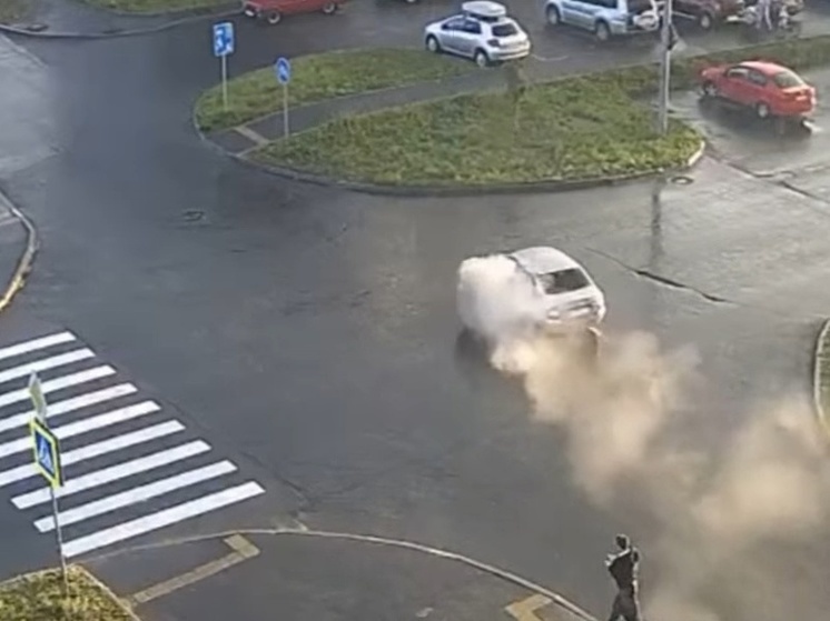 Брошенная водителем дымящаяся машина въехала в дом в Петрозаводске