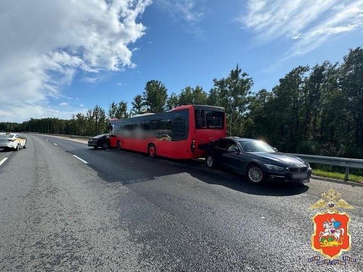 В округе Химки столкнулись автобус и 3 легковых автомобиля