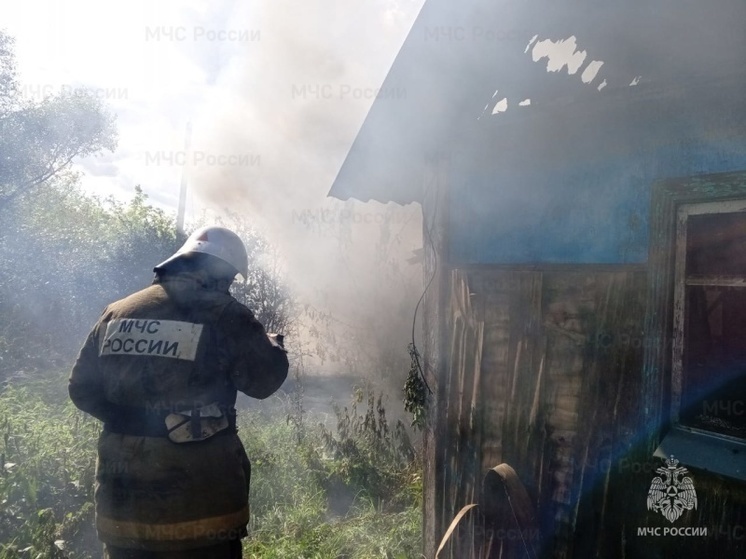 В Колпнянском районе полыхал дом