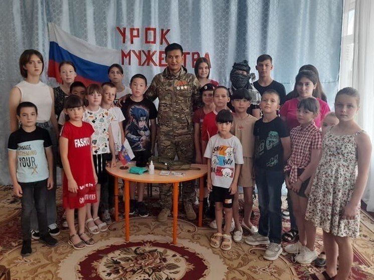 Астраханский ветеран СВО научил воспитанников соццентра оказывать первую помощь