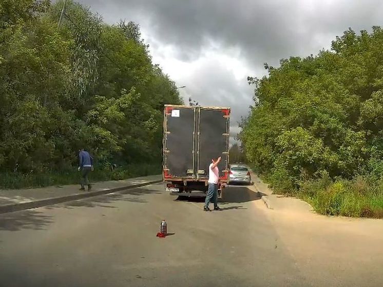 Фура перекрыла дорогу в рязанском Дягилеве утром 12 августа