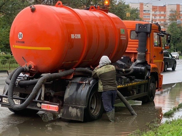 Нижегородские коммунальщики откачивают воду и прочищают ливнёвки
