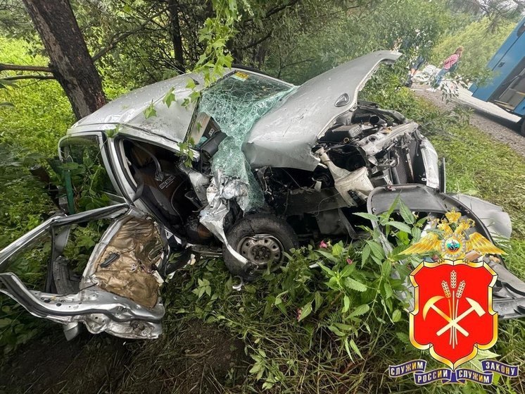 Один человек погиб и двое пострадали в результате аварии с автобусом на кузбасской трассе