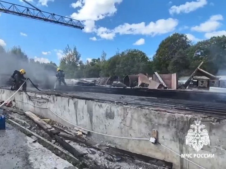 В Калининграде загорелась площадка для производства железобетонных изделий