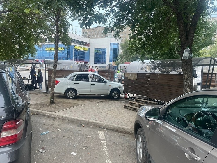 В Магнитогорске легковушка протаранила торговый лоток, есть пострадавший