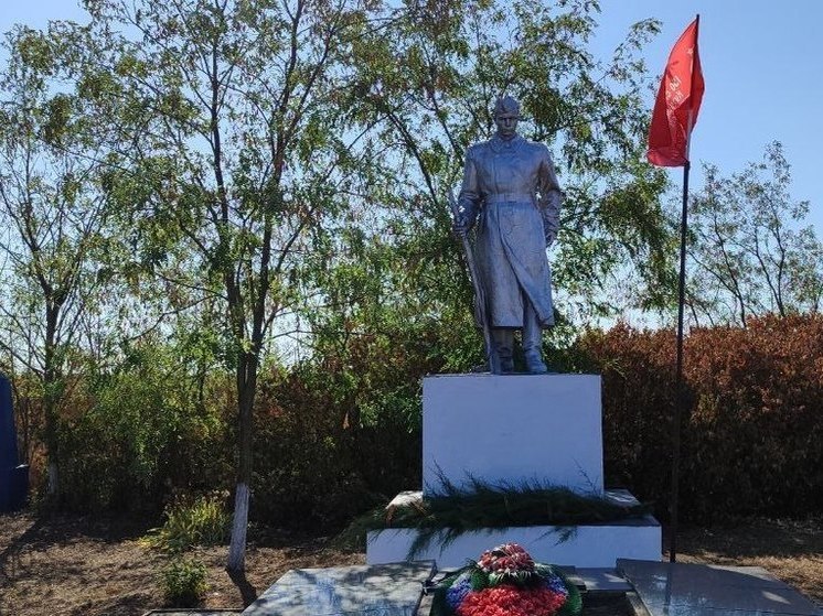 В Горностаевском округе возложили цветы к мемориалу павшим воинам