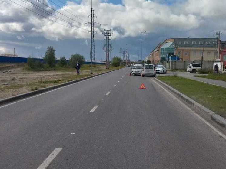 Водитель пострадал в ДТП с двумя авто в Новом Уренгое