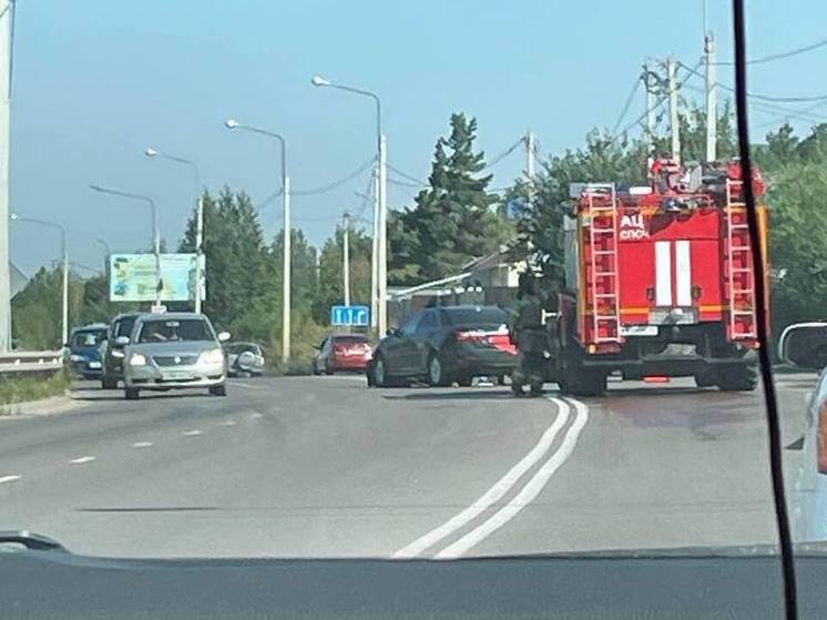 Сотрудники МЧС отключили аккумулятор у пострадавшей в ДТП машины в Чите