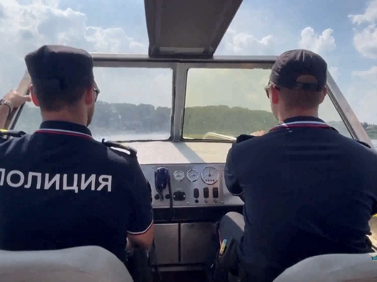 Восемь водителей были оштрафованы за парковку машин у воды в Кемерове