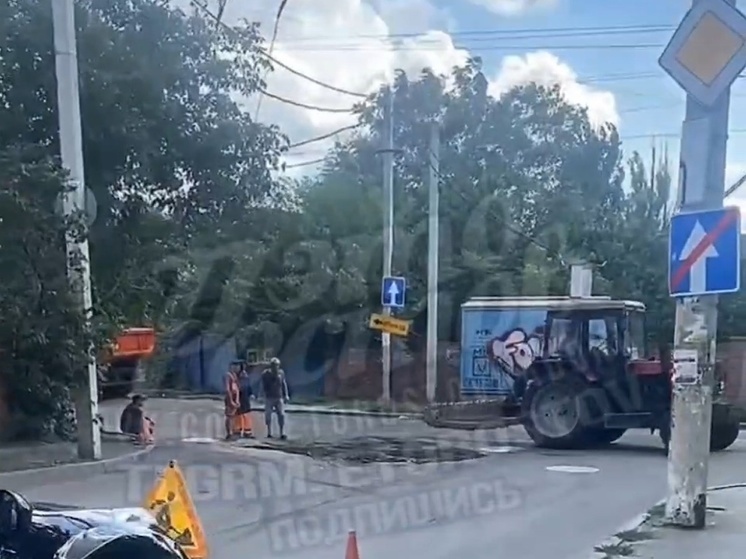 В Ростове на Западном начали ремонтировать дорогу, где образовалась глубокая авария