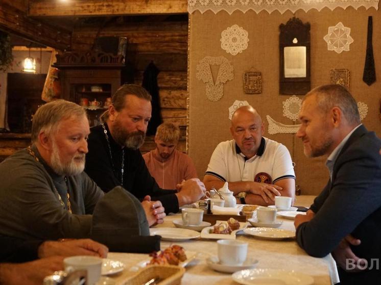 В преддверии Медового и Яблочного Спаса и. о. мэра Вологды Андрей Накрошаев встретился с представителями Вологодской епархии