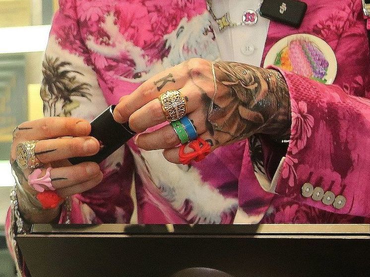 Депутат Милонов призвал россиянок с тату и увеличенными губами скромно одеваться