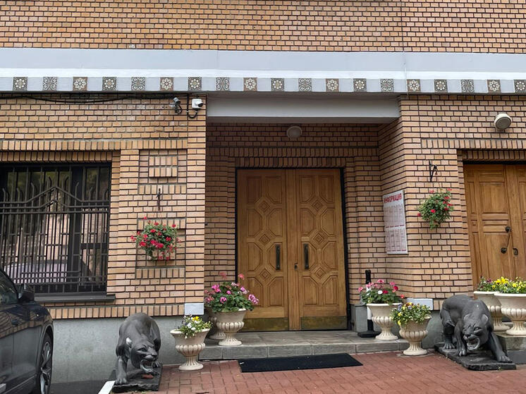 Ранее возле ее дома задержали пятерых неизвестных