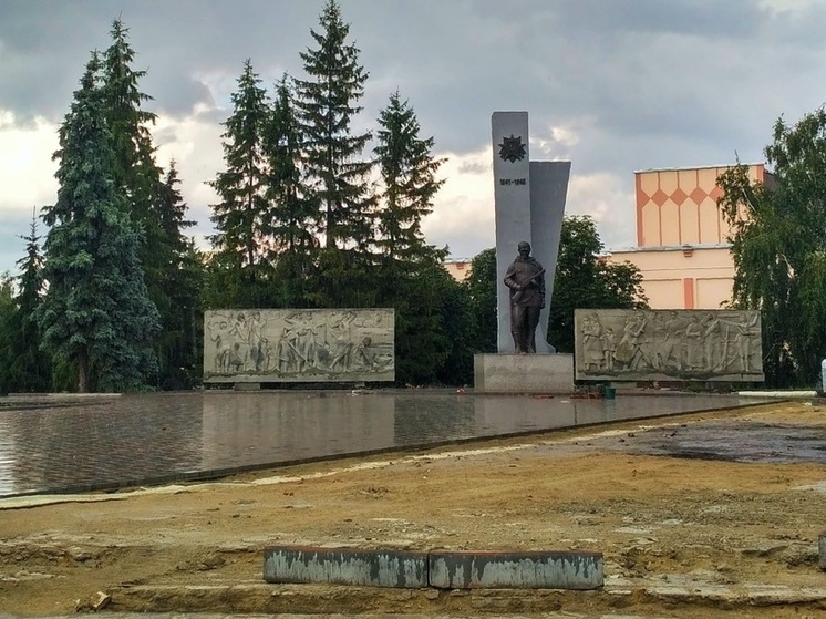 В Наровчате продолжается благоустройство сквера у памятника погибшим воинам
