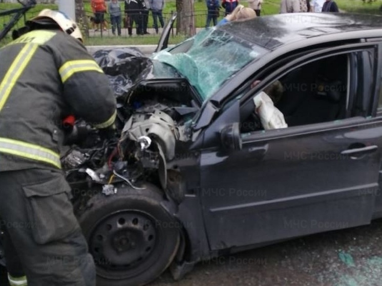 У влетевшего под автобус водителя в Калуге в машине погибла его мама