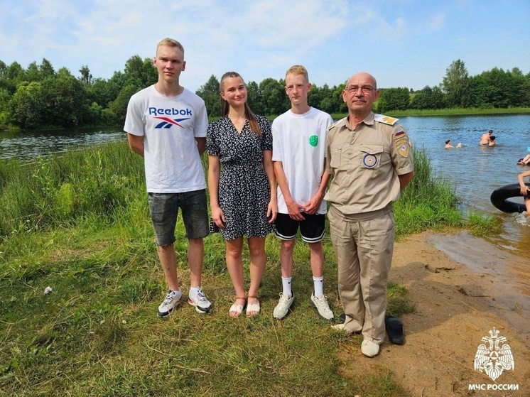 Три Краснинских школьника спасли женщину на озере в Маньково