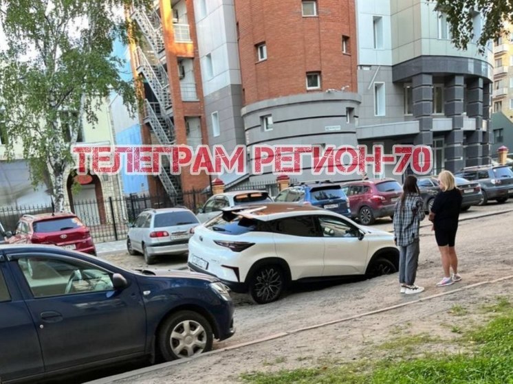 В Томске автомобиль провалился в асфальт на улице Белинского