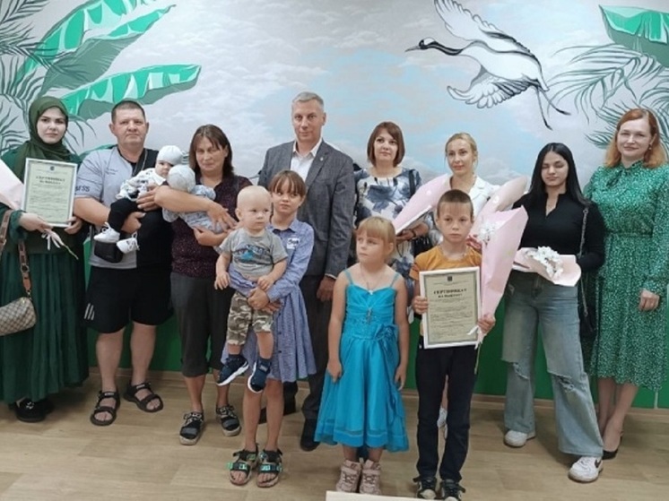 В Боровичах семьи с детьми получили денежные сертификаты на улучшение жилья