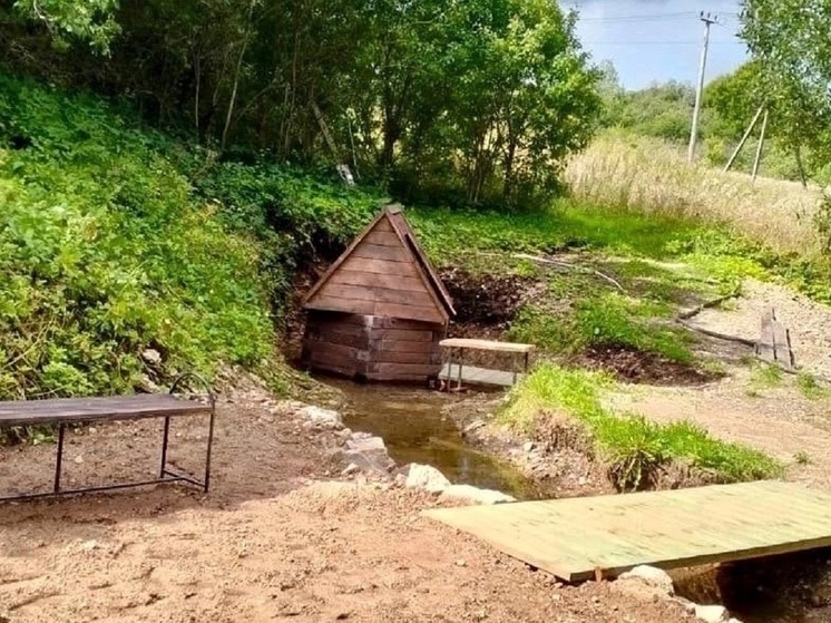 В Старорусском районе благоустроили территорию у родника