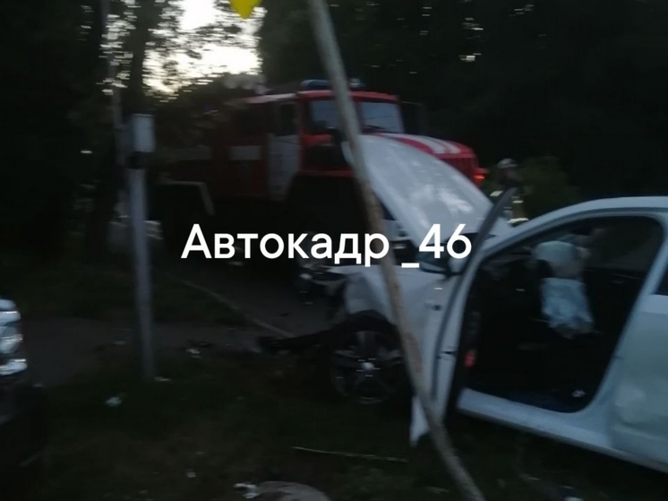 В центре Курска легковушка врезалась в столб