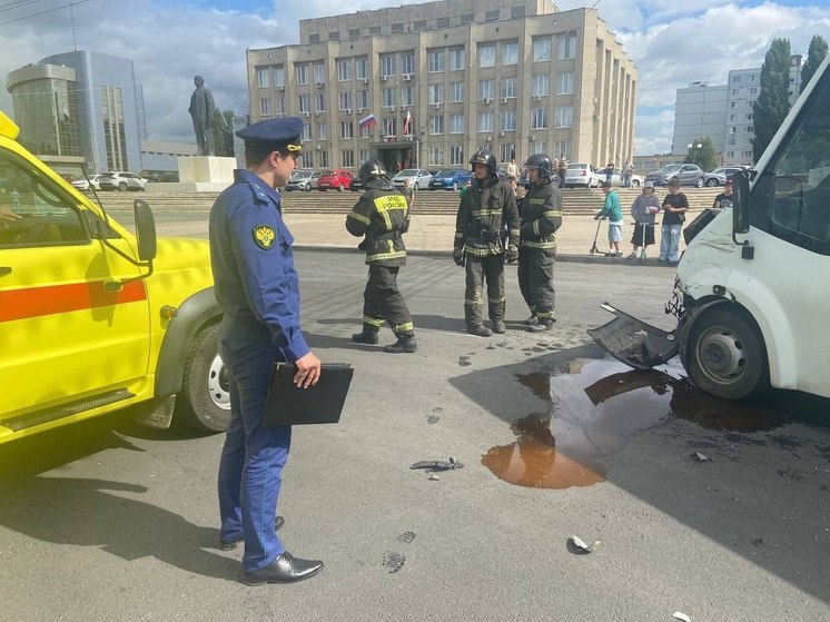 В Балакове столкновение автобуса и автомобиля привело к госпитализации пассажиров