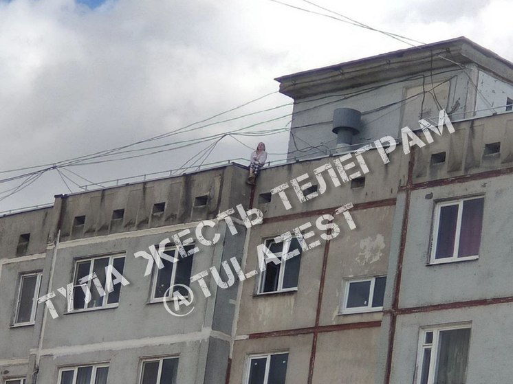 Тульские спасатели сняли с крыши девочку, которая сидела на парапете свесив ноги