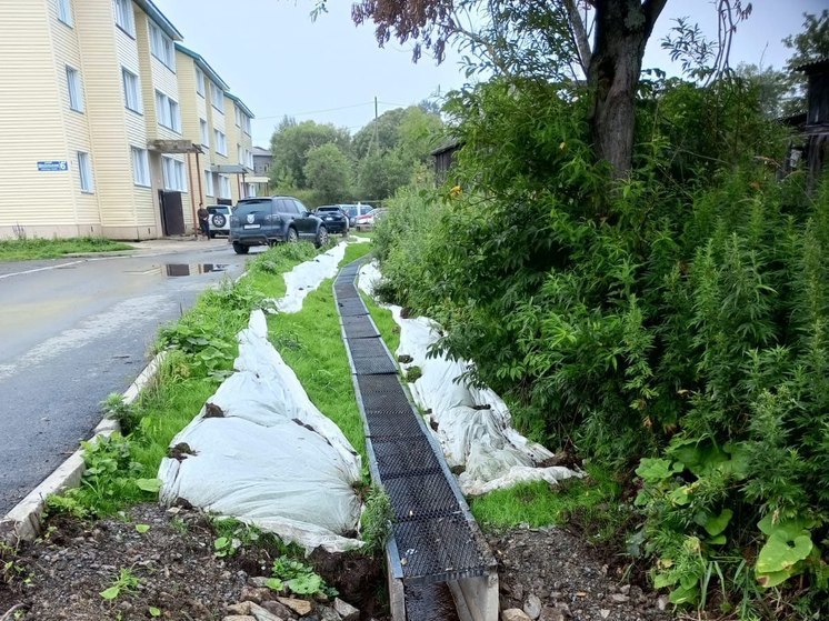 В Долинске водоотводными лотками спасли двор от потопа