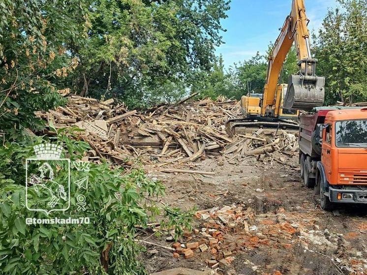 В Томске снесли аварийное здание в переулке Соляной