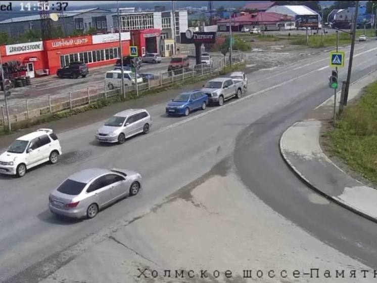 В Южно-Сахалинске водитель на полном ходу выбил «хет-трик» из автомобилей