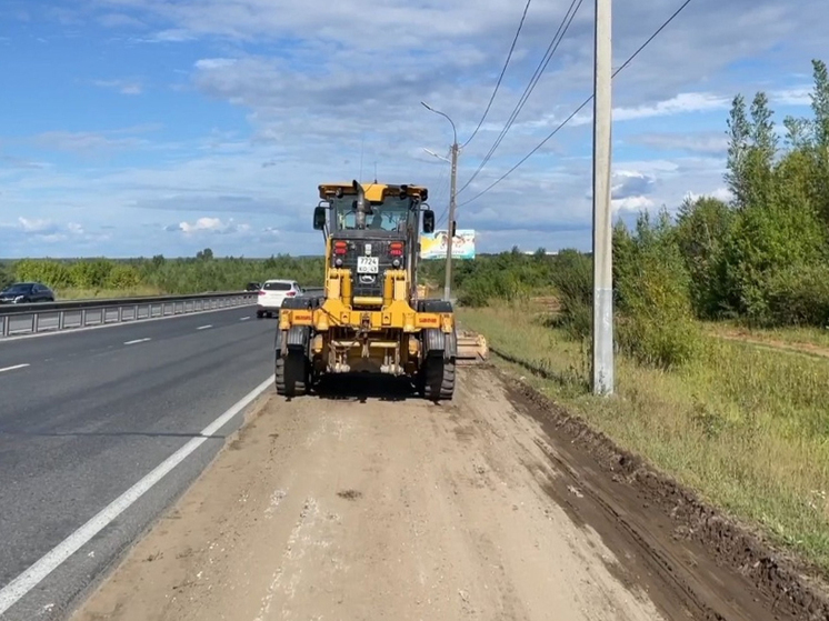 На подходах к главным кировским мостам началась планировка обочин