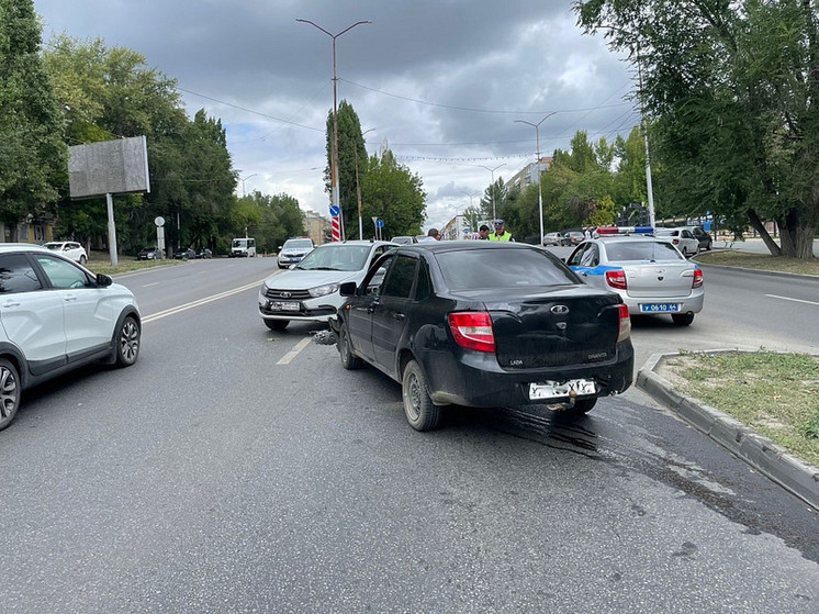 В ДТП с участием двух "Лада Гранта" пострадала женщина