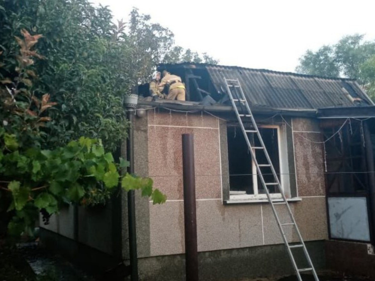 В Симферопольском районе горел двухэтажный дом