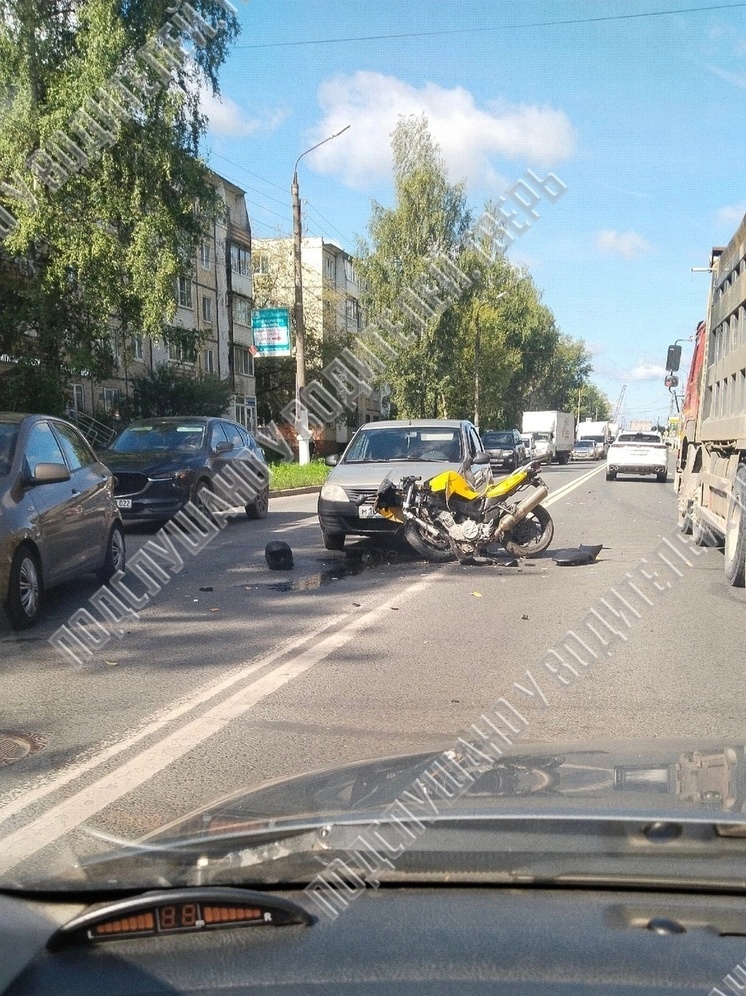 На Петербургском шоссе в Твери мотоциклист попал в серьезную аварию