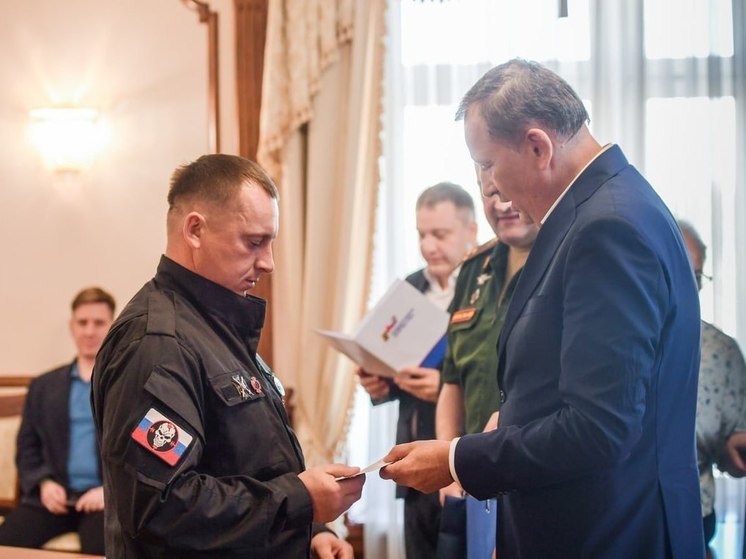 Губернатор Дрозденко вручил удостоверения ветеранов 15 бойцам частных и добровольческих формирований