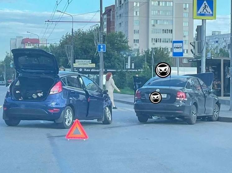 В Пензе произошло на улице Суворова в результате ДТП машина влетела в столб