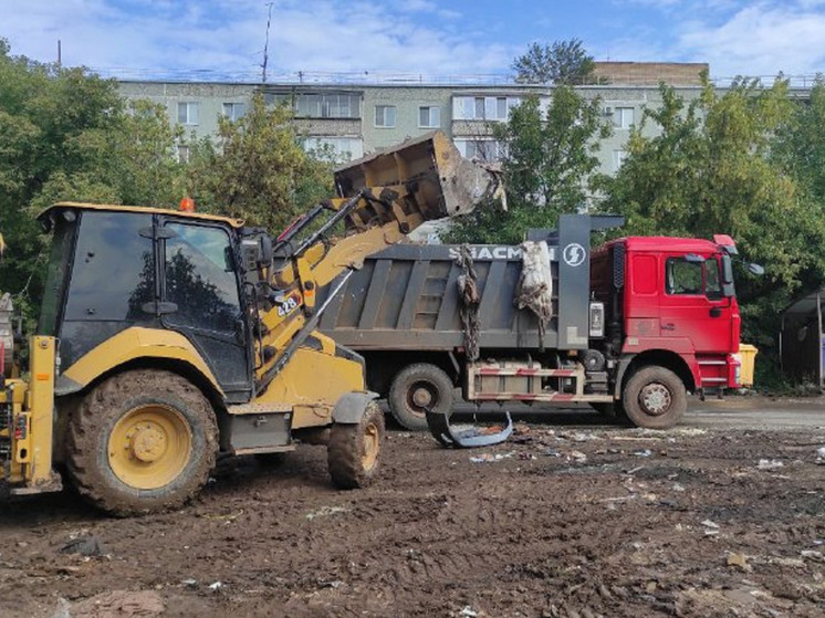 В Оренбурге продолжают вывозить мусор