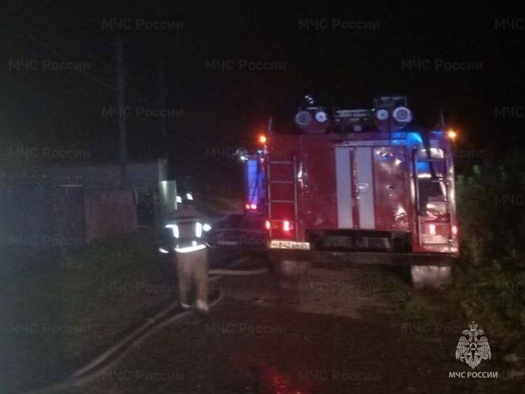 Огонь охватил крышу: на Алтае ночью произошел пожар в жилом доме