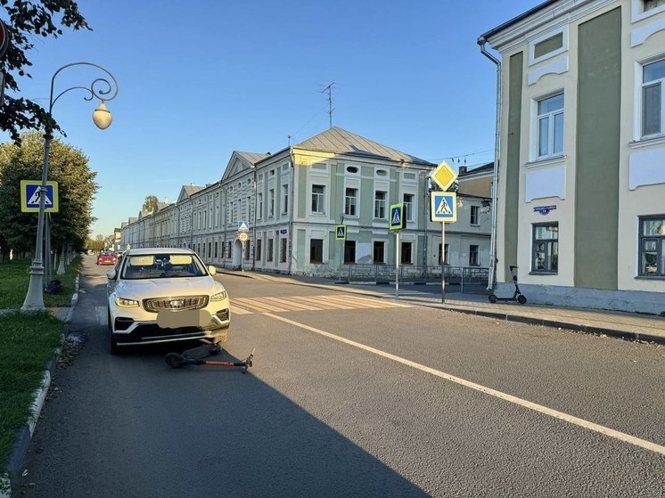 В Твери иномарка снесла на пешеходном переходе 15-летнюю девочку на самокате