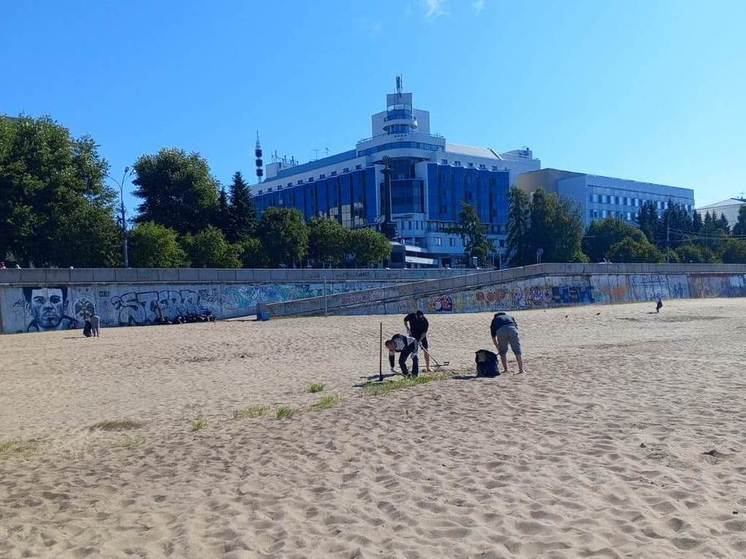 В Архангельске осужденные взялись за уборку пляжа