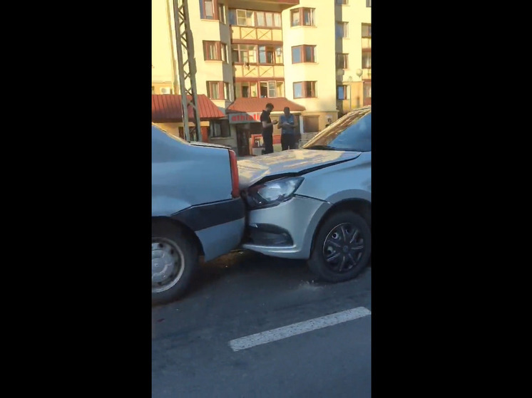 Паровозик из трех легковых автомобилей и грузовика собрался в Петрозаводске