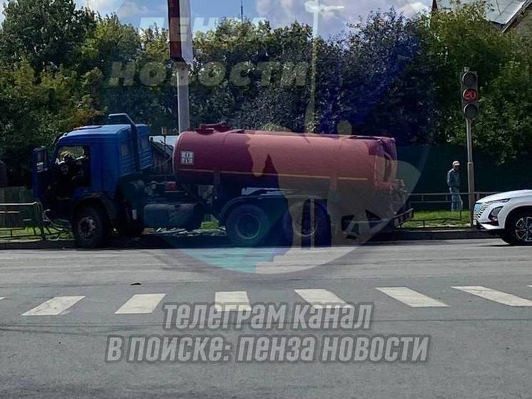 В Пензе на улице Тухачевского отвлекшийся водитель снес ограждение