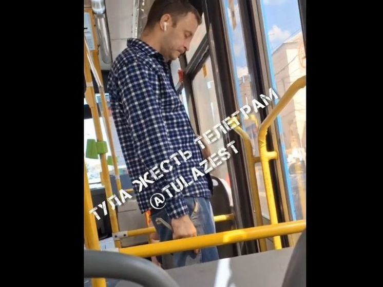 В тульском троллейбусе опасный мужчина пугал пассажиров ножом