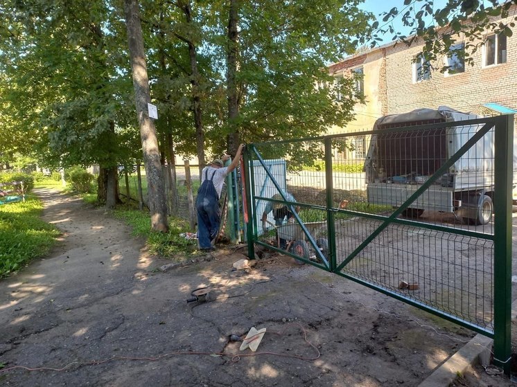 500 тысяч рублей выделили на замену ограждения вокруг дновского детского сада