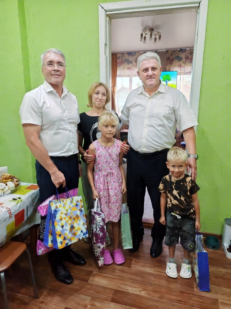 Депутат Госдумы Эдуард Кузнецов помог кубанским детям в рамках акции «Собери ребенка в школу»